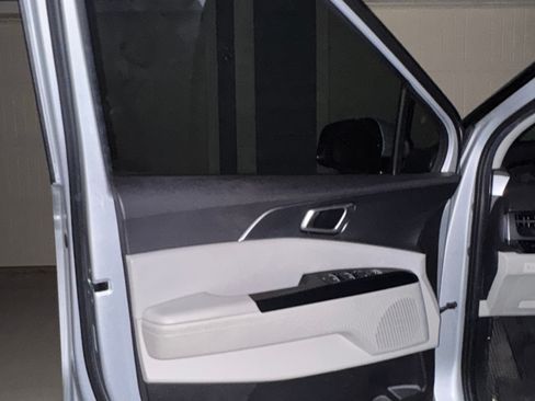 Used 2023 Kia Carnival LX image 2