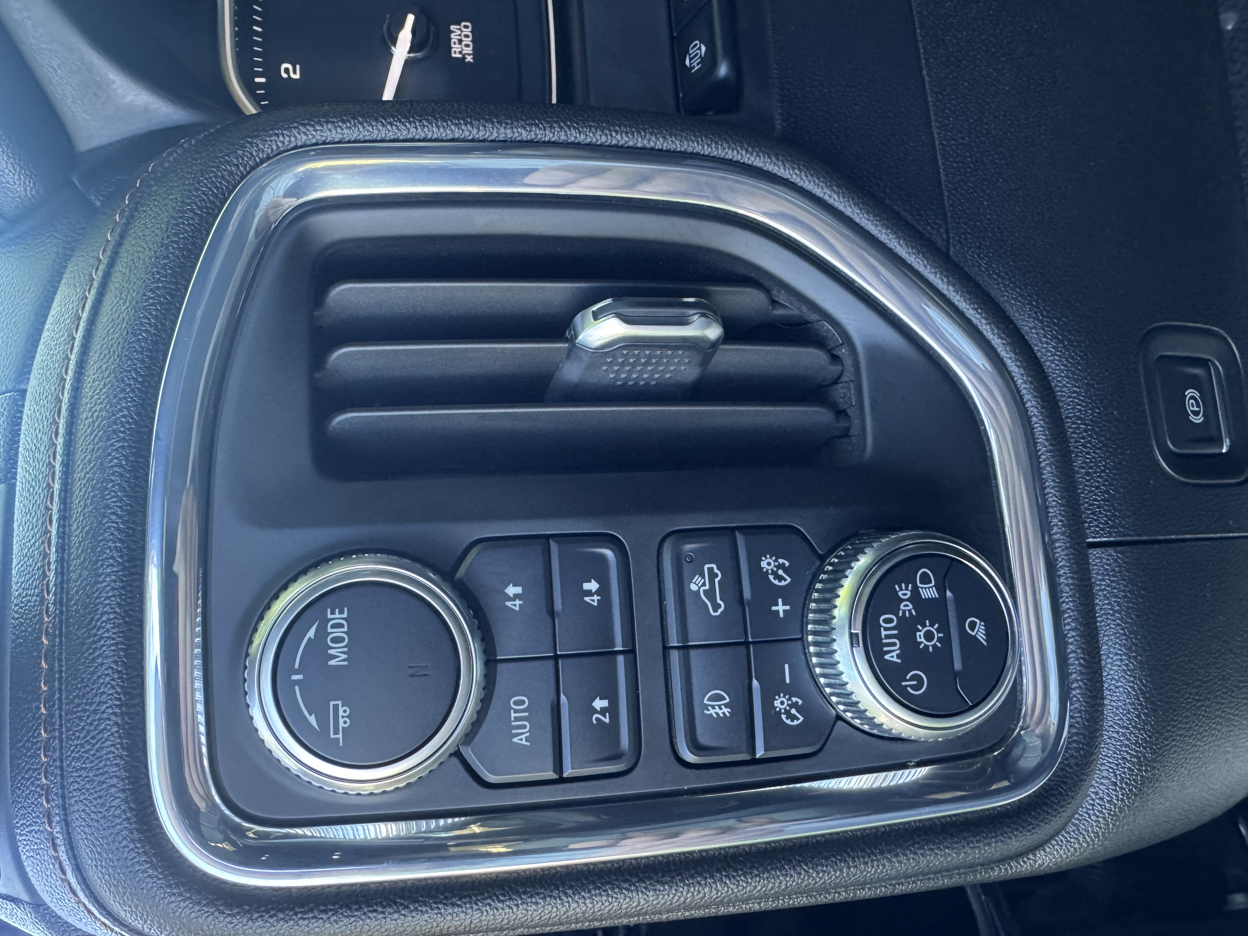Used 2021 GMC Sierra 2500 AT4 w/ AT4 Premium Plus Package AWD/4WD image 9