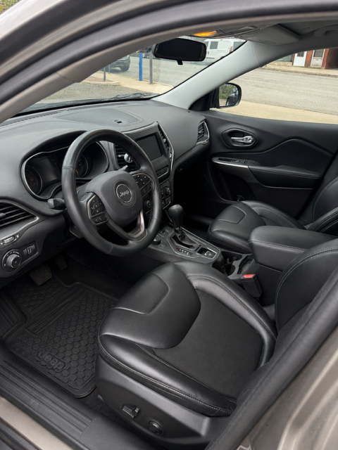 Used 2020 Jeep Cherokee Latitude Plus AWD/4WD image 4
