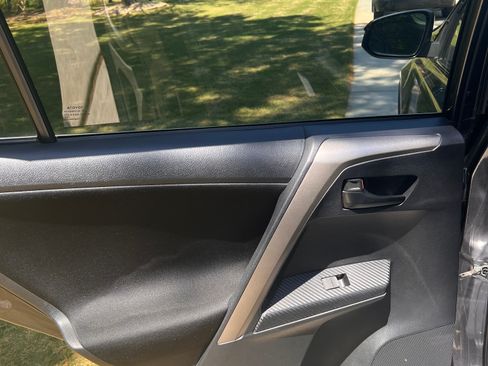 Used 2015 Toyota RAV4 LE image 18