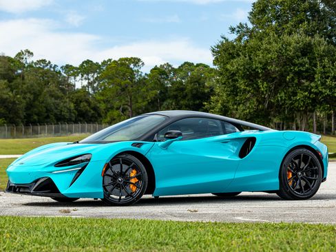 Used 2023 McLaren Artura image 1