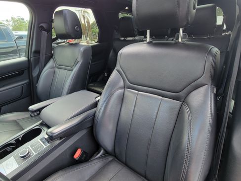 Used 2019 Land Rover Discovery SE image 20