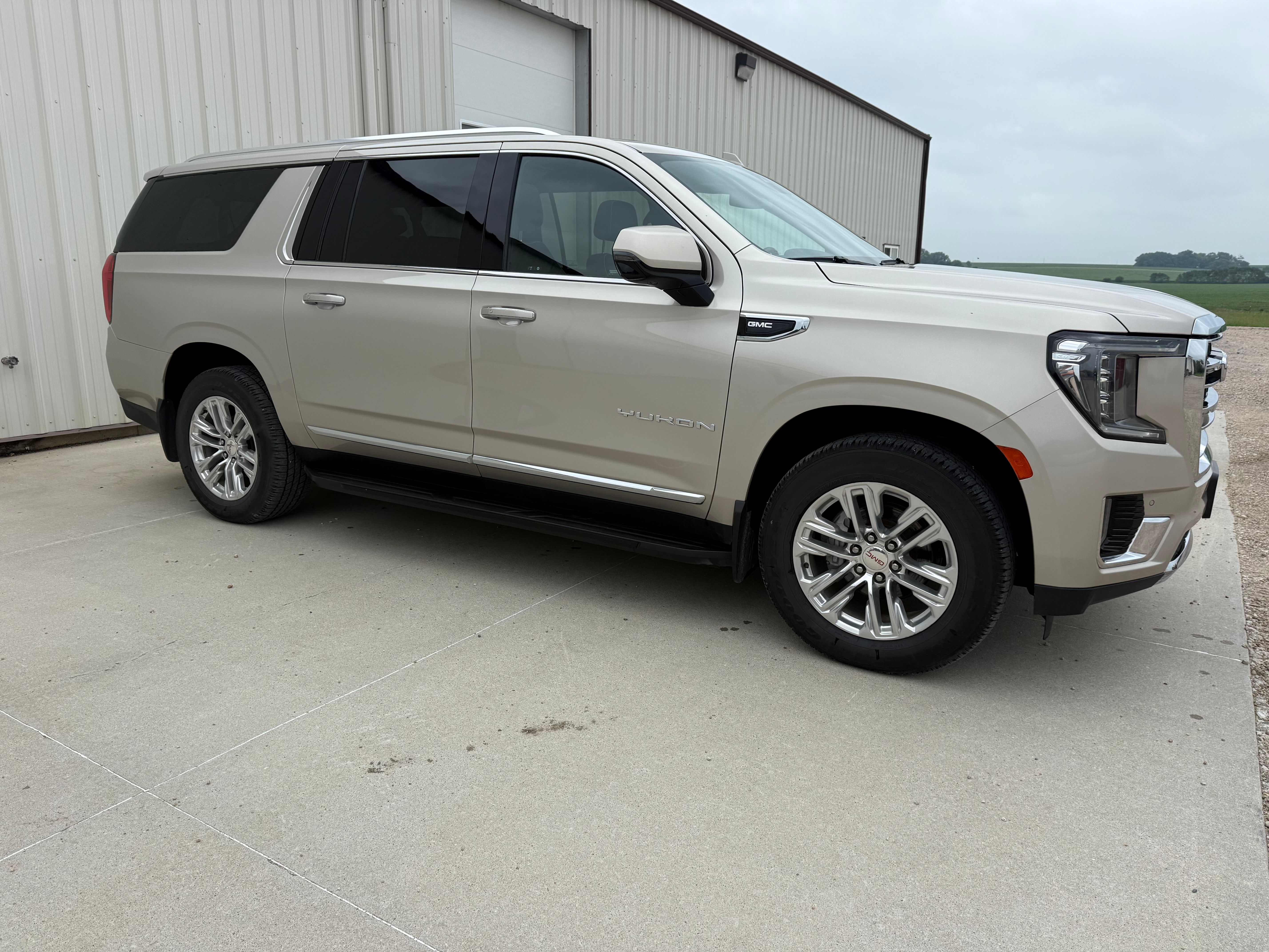 Used 2021 GMC Yukon XL SLT w/ SLT Luxury Package AWD/4WD image 1
