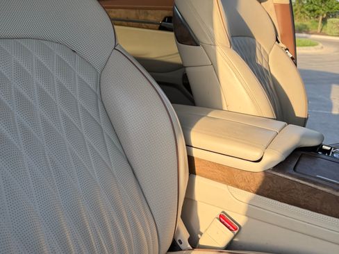 Used 2022 Genesis G90 3.3T Premium RWD image 8