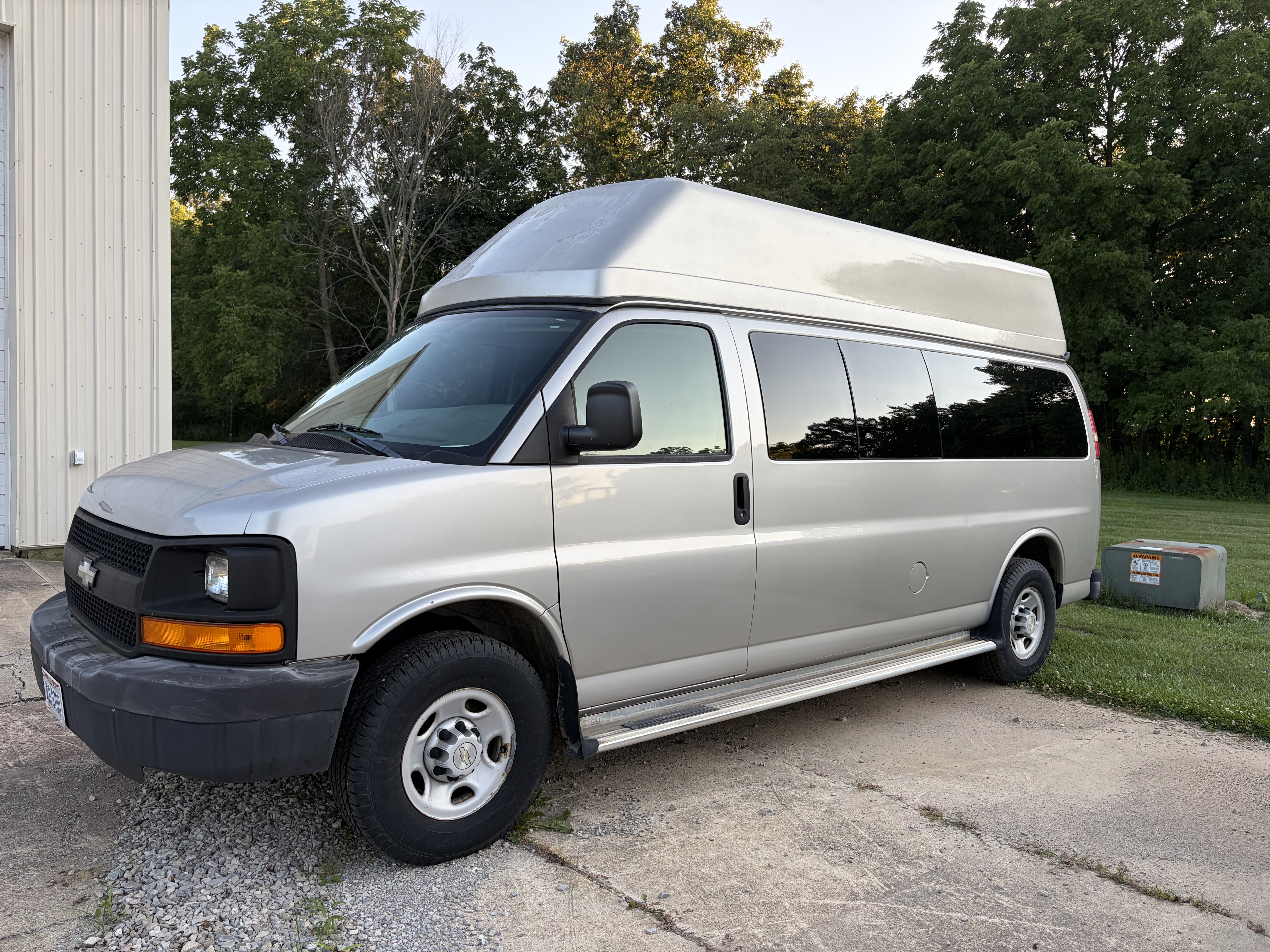 Used 2009 Chevrolet Express 3500 Extended Passenger RWD image 1
