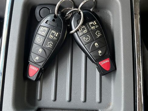 Used 2010 Chrysler Town & Country Touring image 22