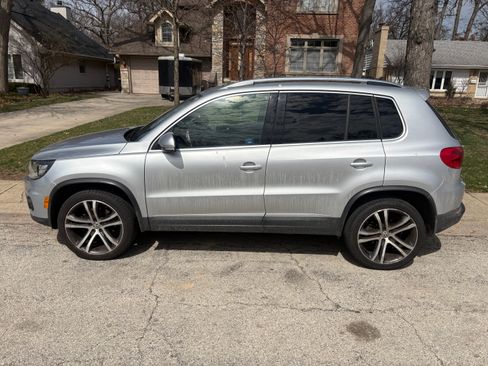 Used 2017 Volkswagen Tiguan SEL FWD image 1
