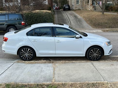 Used 2015 Volkswagen Jetta SE image 2