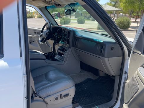 Used 2004 Chevrolet Tahoe Z71 w/ Z71 Preferred Equipment Group AWD/4WD image 9
