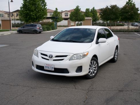 Used 2012 Toyota Corolla LE FWD image 2