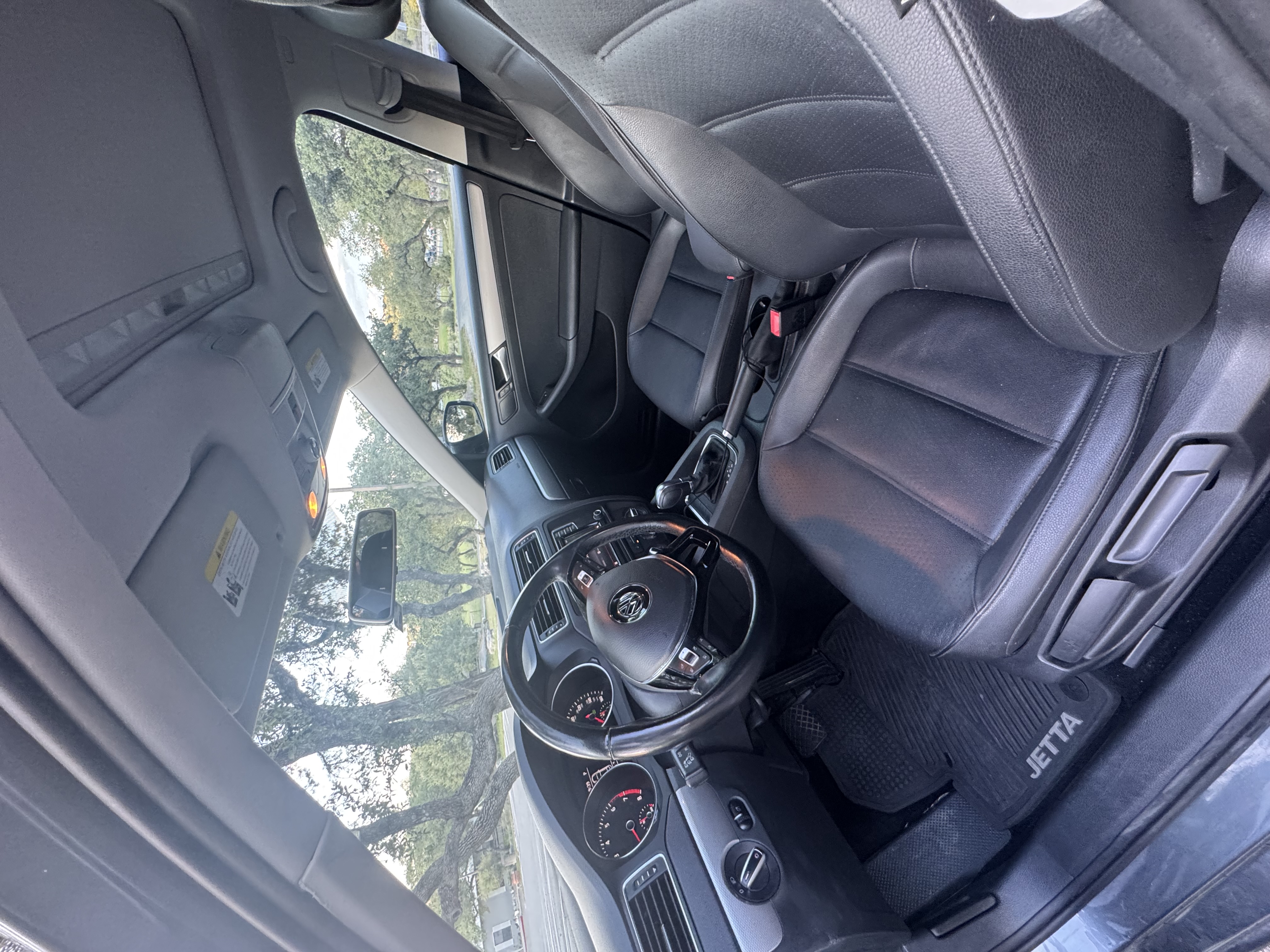 Used 2017 Volkswagen Jetta SE FWD image 2