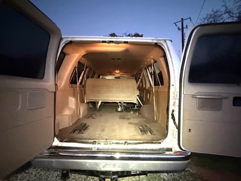 Used 2002 Ford E-350 and Econoline 350 Club Wagon image 26