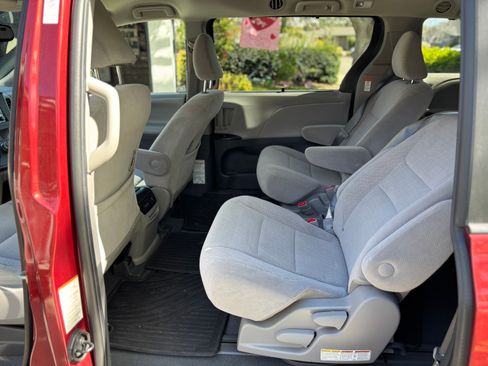 Used 2020 Toyota Sienna LE w/ Carpet Mat Package image 5
