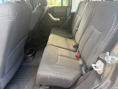 Used 2018 Jeep Wrangler Unlimited Rubicon w/ Connectivity Group image 10