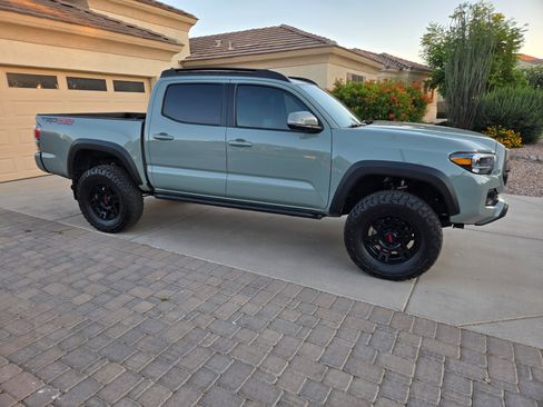 Used 2022 Toyota Tacoma TRD Off-Road w/ TRD Premium Off Road Package AWD/4WD image 5