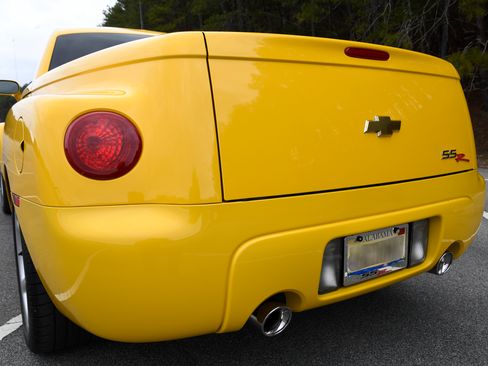 Used 2004 Chevrolet SSR w/ Preferred Equipment Group image 17