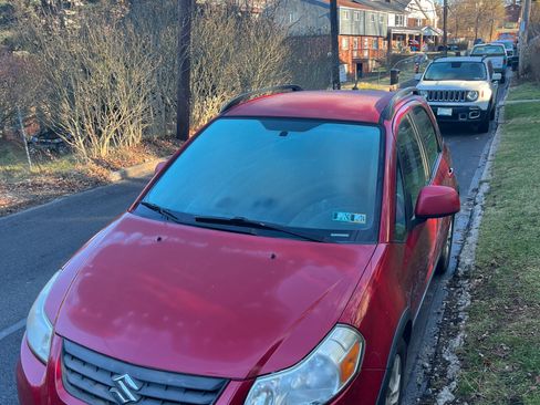 Used 2013 Suzuki SX4 AWD Hatchback image 5