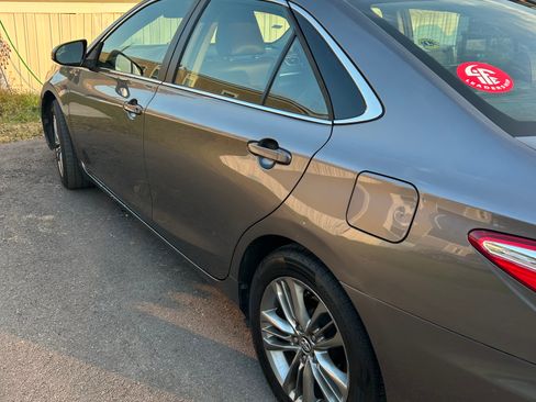 Used 2017 Toyota Camry SE image 2