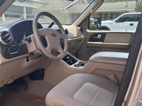 Used 2006 Ford Expedition XLT image 2