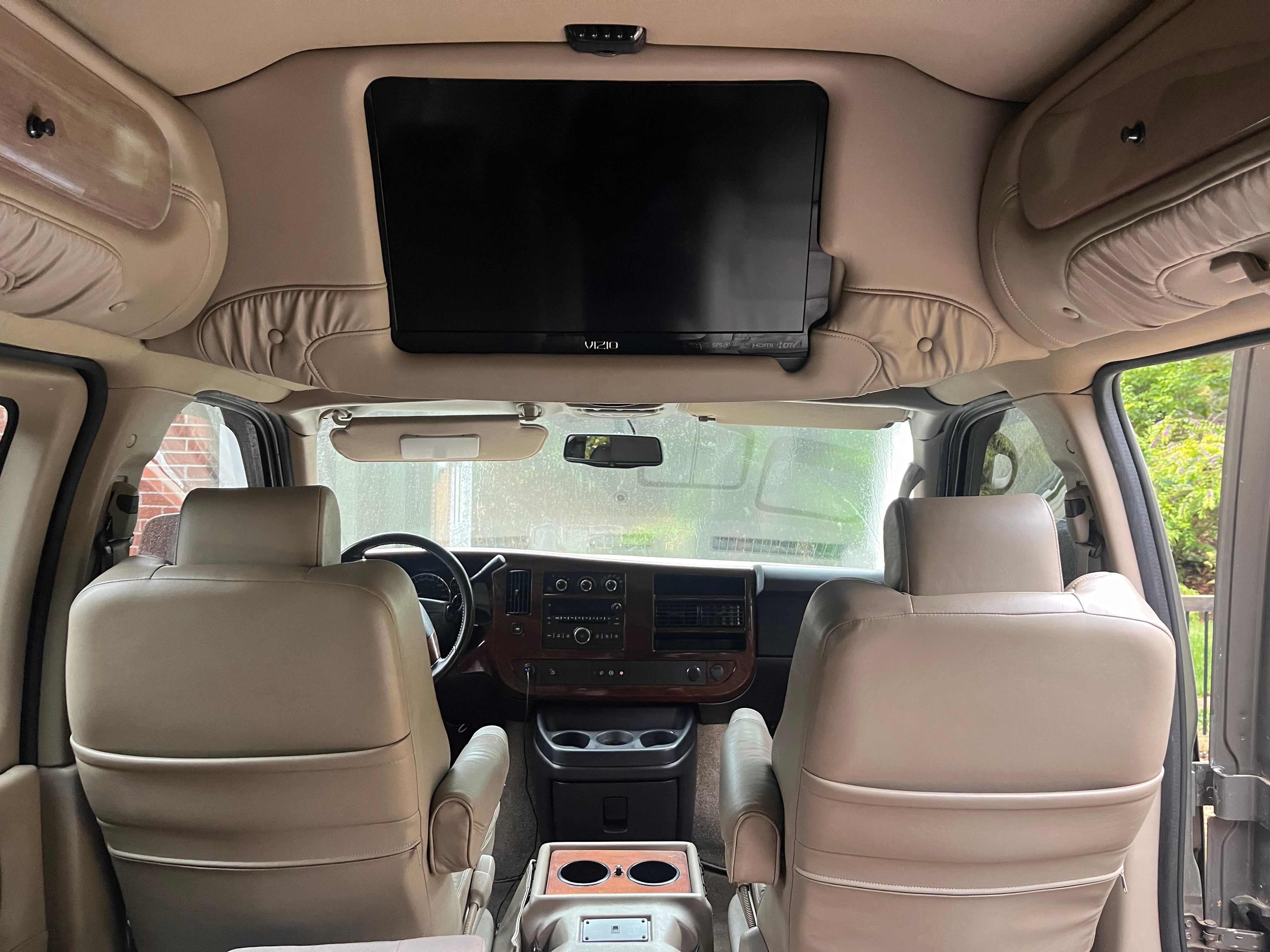 Used 2011 Chevrolet Express 1500 AWD image 8
