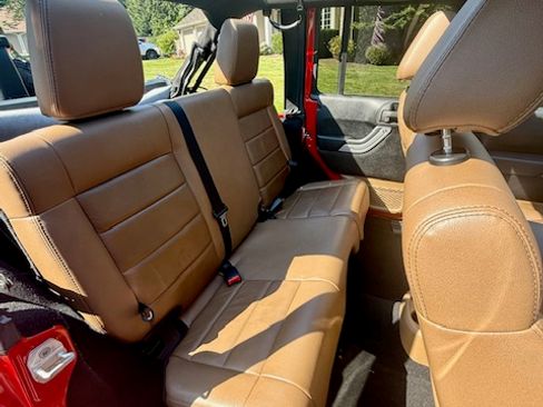 Used 2011 Jeep Wrangler Unlimited Sahara image 11