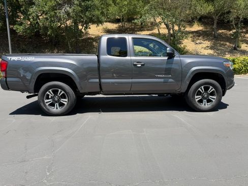 Used 2016 Toyota Tacoma TRD Sport w/ Towing Package AWD/4WD image 10