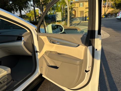 Used 2017 Cadillac XT5 Luxury w/ Driver Awareness Package image 21