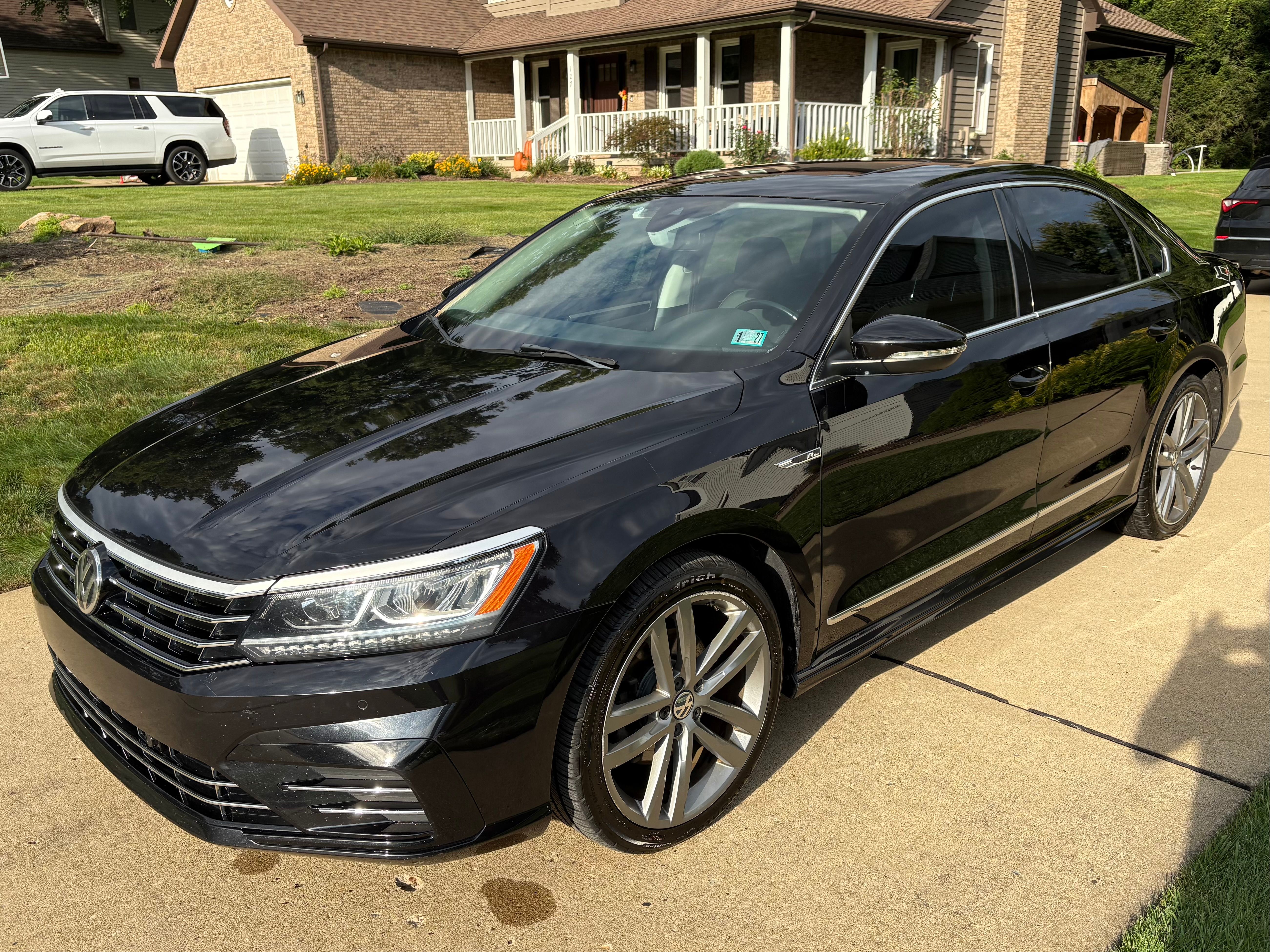 Used 2019 Volkswagen Passat 2.0T SE R-Line FWD image 1