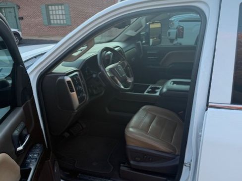 Used 2019 GMC Sierra 3500 Denali w/ Duramax Plus Package image 8