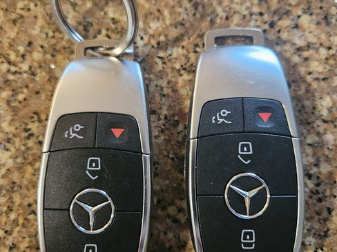 Used 2021 Mercedes-Benz GLC 300 300 Sport Utility 4D image 2