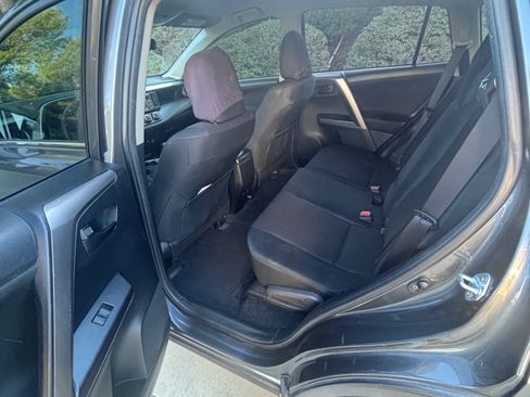 Used 2018 Toyota RAV4 LE w/ Carpet Mat Package image 11