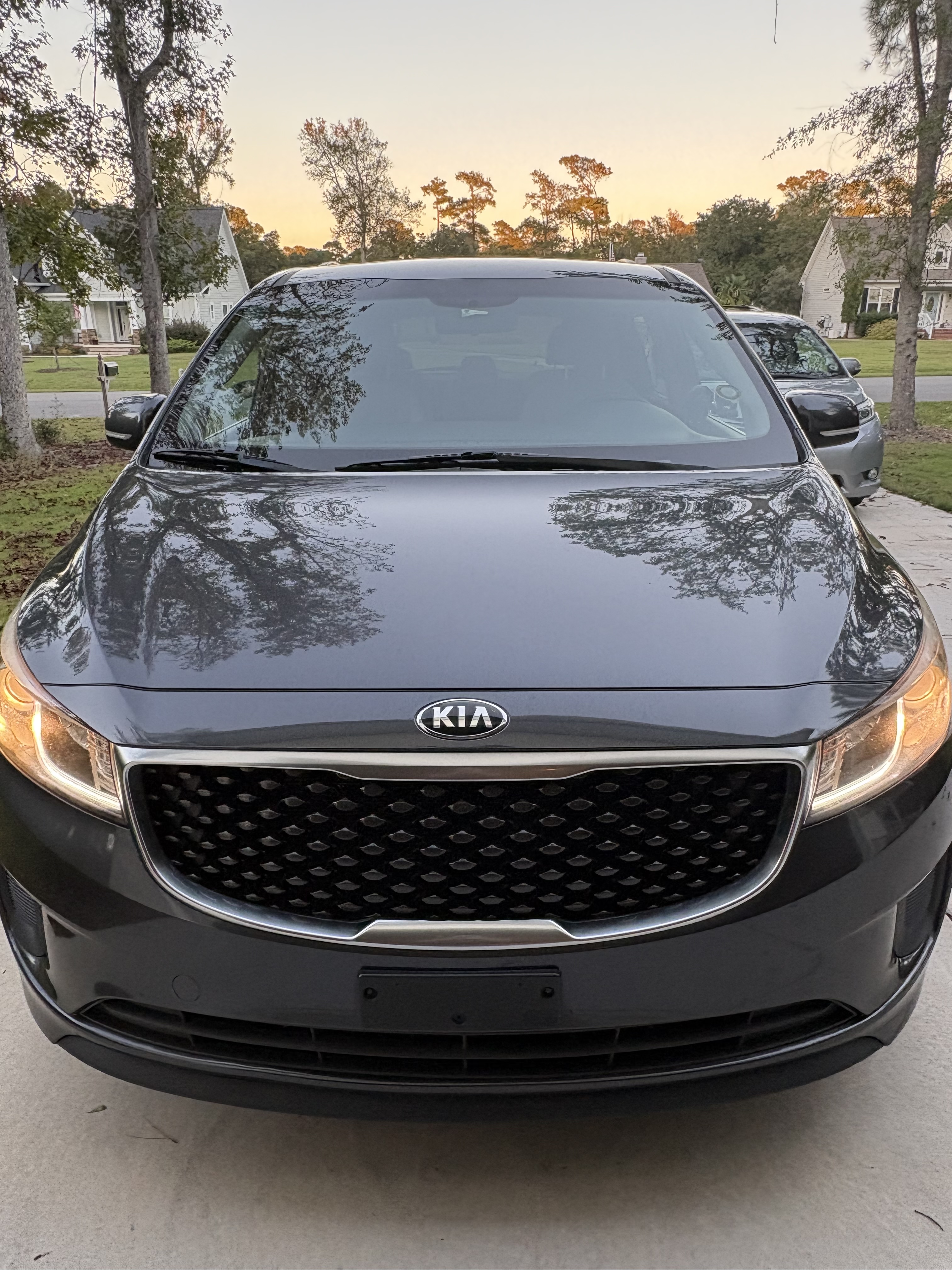 Used 2016 Kia Sedona LX w/ Option Group 020 FWD image 2