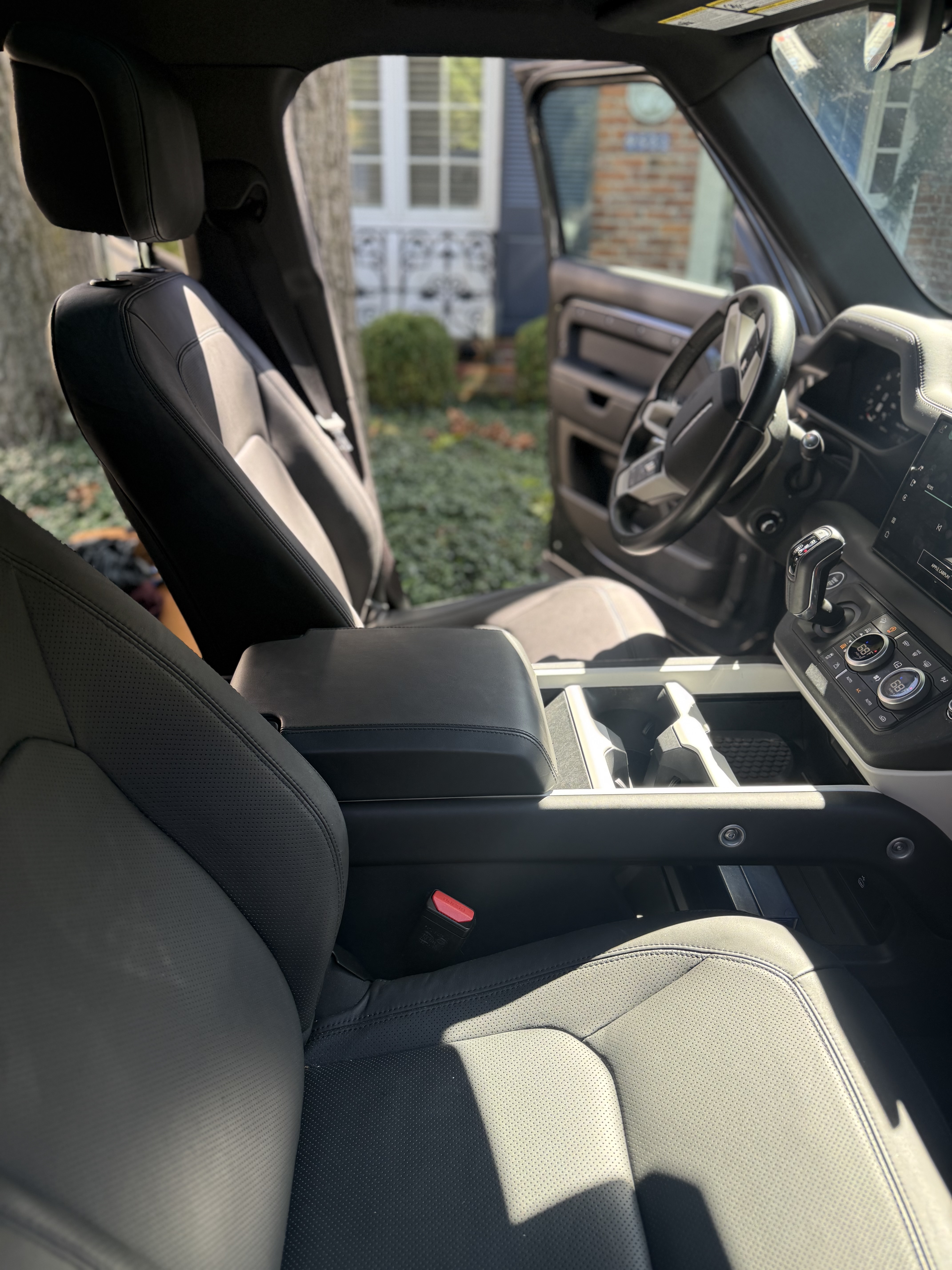 Used 2025 Land Rover Defender 110 X-Dynamic SE AWD/4WD image 19