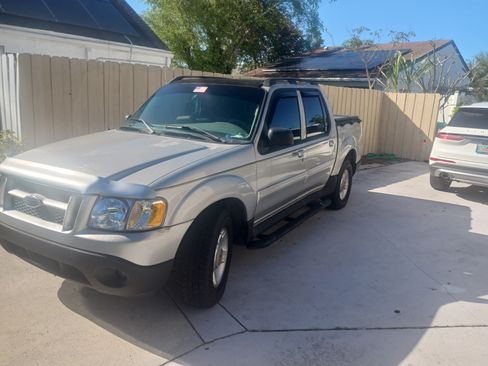 Used 2003 Ford Explorer Sport Trac XLT image 2
