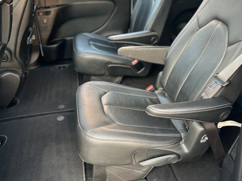 Used 2021 Chrysler Pacifica Touring-L w/ Uconnect Theater Family Group FWD image 16