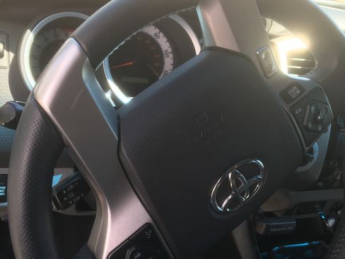 Used 2015 Toyota Tacoma 4x4 Double Cab w/ TRD Off-Road Package image 6