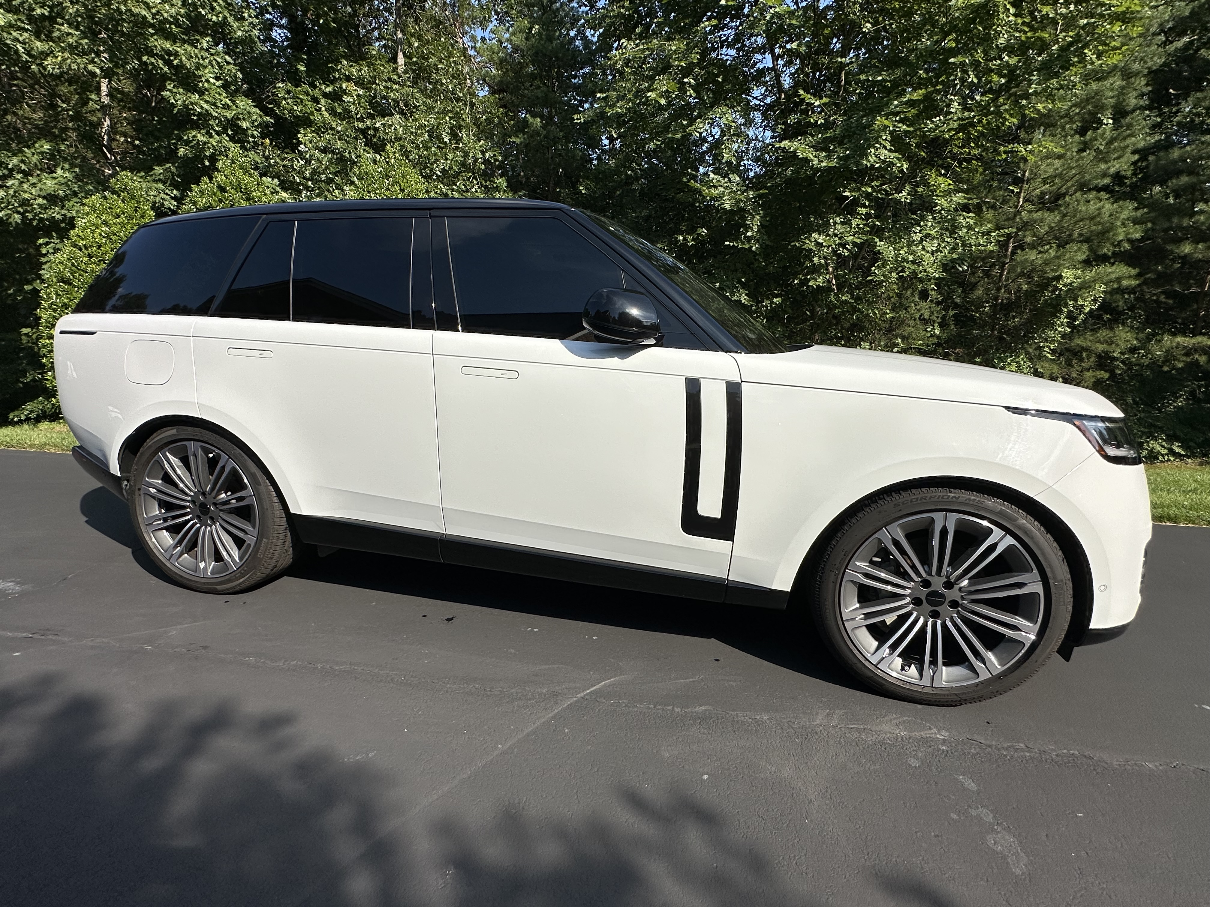Used 2022 Land Rover Range Rover SE AWD/4WD image 4