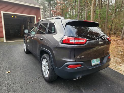 Used 2017 Jeep Cherokee Latitude w/ Cold Weather Group image 9
