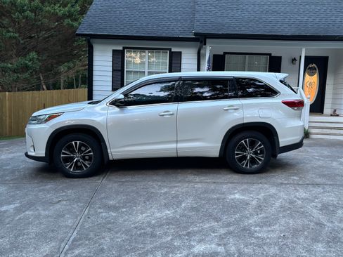 Used 2018 Toyota Highlander LE FWD image 4