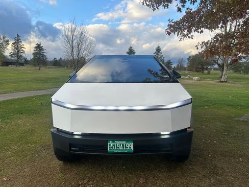 Used 2024 Tesla Cybertruck AWD Crew Cab image 9