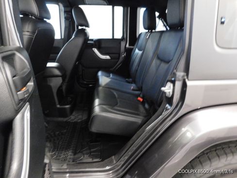 Used 2018 Jeep Wrangler Unlimited Sahara w/ Connectivity Group image 14