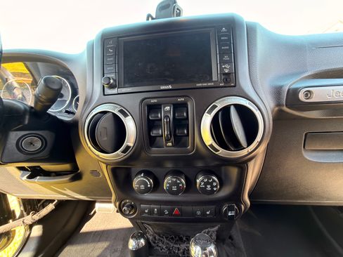 Used 2014 Jeep Wrangler Unlimited Sahara w/ Connectivity Group AWD/4WD image 17