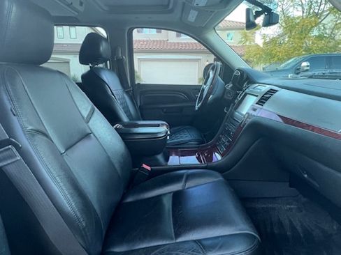 Used 2013 Cadillac Escalade ESV Luxury image 12