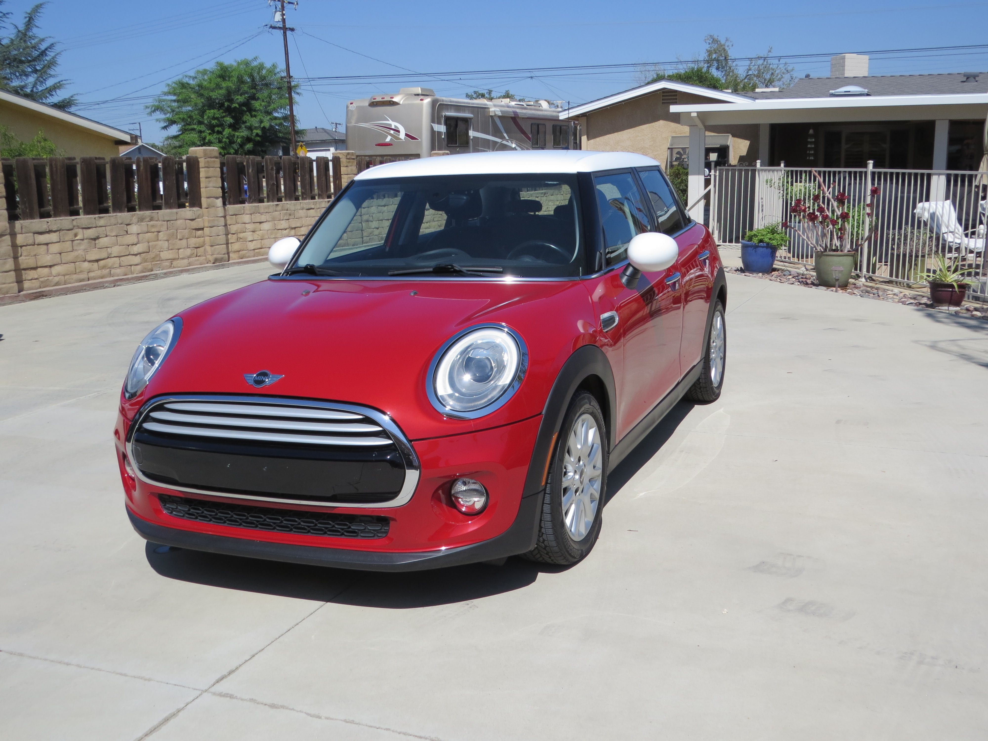 Used 2015 MINI Cooper 4-Door Hardtop FWD image 1
