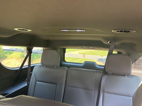 Used 2022 Chevrolet Suburban Z71 w/ Luxury Package AWD/4WD image 17