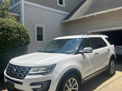 Used 2017 Ford Explorer Limited image 2