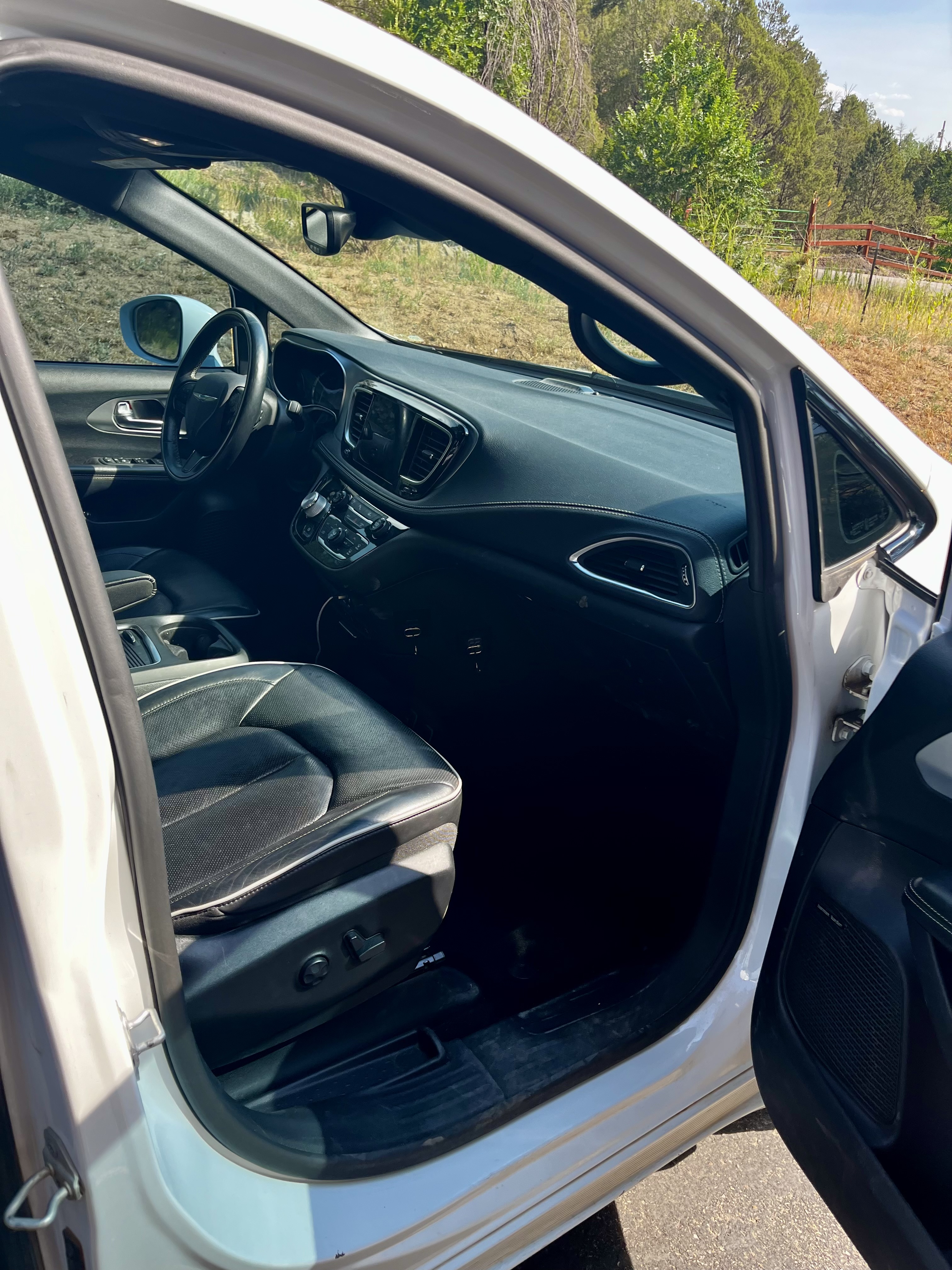 Used 2019 Chrysler Pacifica Limited w/ Advanced Safetytec Group FWD image 17