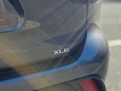 Used 2021 Toyota Highlander XLE image 25