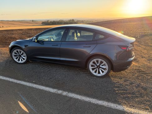 Used 2022 Tesla Model 3 Standard Range RWD image 1