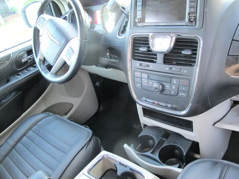 Used 2015 Chrysler Town & Country Touring image 14